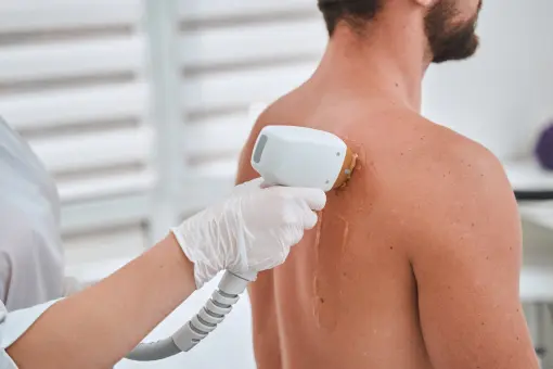 ¿Sabías que una depilación estratégica en zonas como cuello, puede generarte un look más pulcro y masculino con tu corte de cabello?